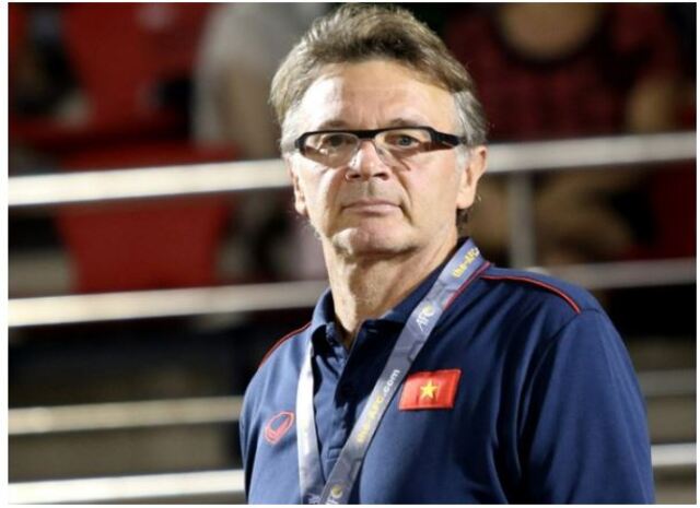 Người giữ vai trò là huấn luyện trưởng đội tuyển Việt Nam là Philippe Troussier